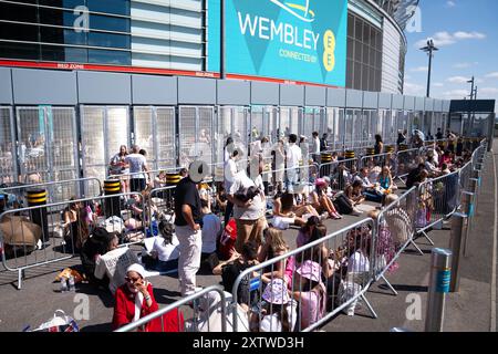 Gli Swifties fanno la fila fuori dal Wembley Stadium, nel nord-ovest di Londra, prima della seconda notte nell'ultima corsa dei concerti del Taylor Swift Eeras Tour. Data foto: Venerdì 16 agosto 2024. Foto Stock