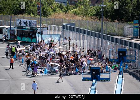 Gli Swifties fanno la fila fuori dal Wembley Stadium, nel nord-ovest di Londra, prima della seconda notte nell'ultima corsa dei concerti del Taylor Swift Eeras Tour. Data foto: Venerdì 16 agosto 2024. Foto Stock