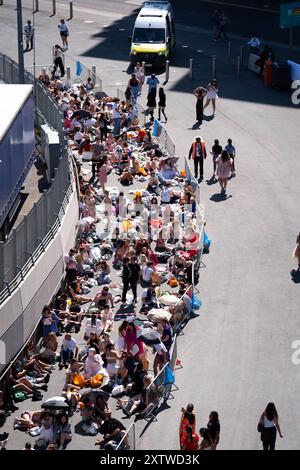 Gli Swifties fanno la fila fuori dal Wembley Stadium, nel nord-ovest di Londra, prima della seconda notte nell'ultima corsa dei concerti del Taylor Swift Eeras Tour. Data foto: Venerdì 16 agosto 2024. Foto Stock