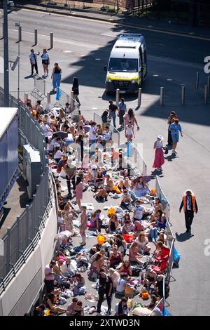 Gli Swifties fanno la fila fuori dal Wembley Stadium, nel nord-ovest di Londra, prima della seconda notte nell'ultima corsa dei concerti del Taylor Swift Eeras Tour. Data foto: Venerdì 16 agosto 2024. Foto Stock