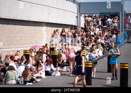 Gli Swifties fanno la fila fuori dal Wembley Stadium, nel nord-ovest di Londra, prima della seconda notte nell'ultima corsa dei concerti del Taylor Swift Eeras Tour. Data foto: Venerdì 16 agosto 2024. Foto Stock