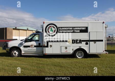 New Orleans, LOUISIANA, USA, 27 ottobre 2017: DEA Truck parcheggiato sul campo presso il New Orleans Lakefront Airport World War Two Air, Sea and Land Festival 2017. Foto Stock