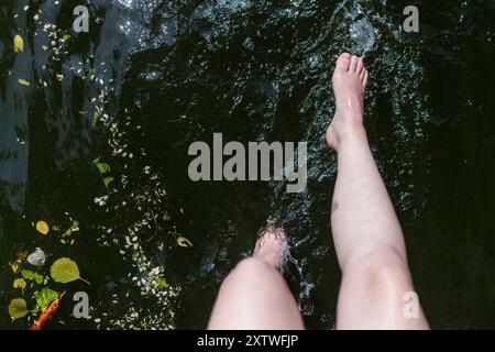 Berlino, Germania. 14 agosto 2024. Una donna mette i piedi nella Sprea a Berlino, 14 agosto 2024. Credito: dpa/Alamy Live News Foto Stock