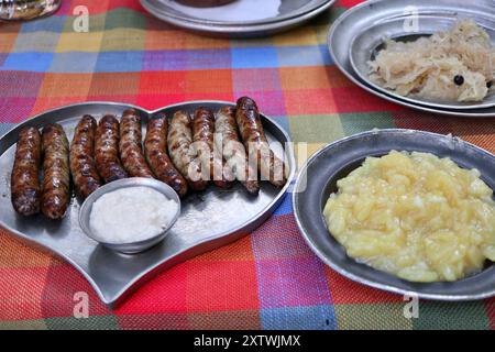 Cucina tedesca: Bratwurst (salsicce di maiale grigliate), purè di patate e crauti (cavolo acido) a Norimberga, Germania Foto Stock