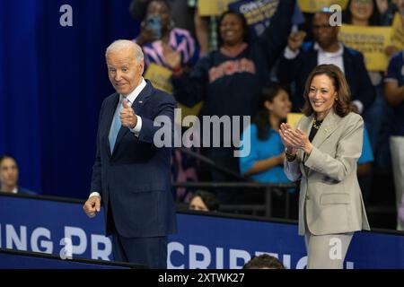 Washington, Stati Uniti. 15 agosto 2024. Il presidente degli Stati Uniti Joe Biden (L) e il vicepresidente Kamala Harris escono dal palco durante un evento in cui hanno evidenziato gli sforzi dell'amministrazione per ridurre i costi dei farmaci da prescrizione nella Prince George's County, Maryland, Stati Uniti, 15 agosto 2024. L'amministrazione Biden ha detto giovedì che le trattative sui prezzi dei farmaci elimineranno centinaia di dollari, in alcuni casi migliaia, dai prezzi di listino di 10 dei farmaci più popolari e costosi di Medicare. PER ANDARE CON "US-gov't-ha negoziato prezzi più bassi dei farmaci per risparmiare miliardi" credito: HU Yousong/Xinhua/Alamy Live News Foto Stock
