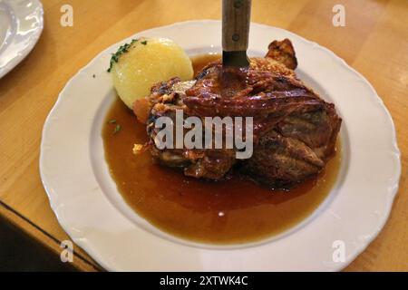 Cucina tedesca: Schweinshaxe (nocciolo di maiale arrosto) con gnocchi di patate a Norimberga, Germania Foto Stock