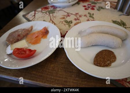 Cucina tedesca: Bollito weisswurst (salsicce bianche) a Rothenburg ob der Tauber, Germania Foto Stock