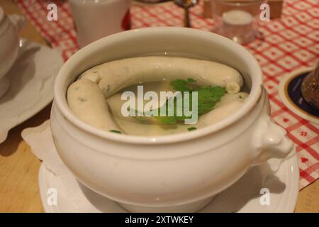 Cucina tedesca: Bollito weisswurst (salsicce bianche) a Monaco, Germania Foto Stock