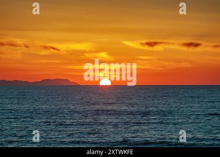 Tramonto sul Mar Ionio vicino alla città di Acharavi sull'isola di Corfù, in Grecia Foto Stock