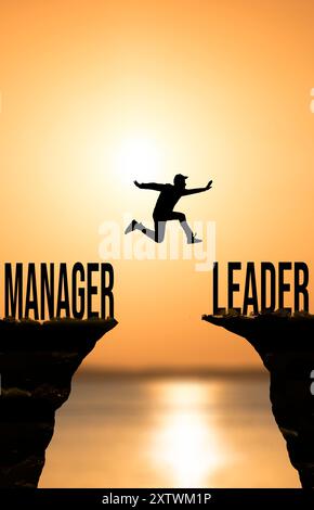 Concetto di business leader. Aumento delle competenze da manager a team leader. L'uomo che salta al tramonto. Foto di alta qualità Foto Stock
