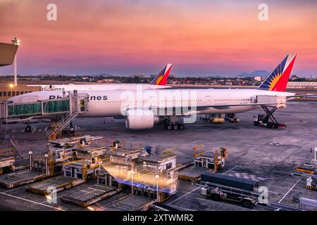 Philippine Airlines su piazzale asfaltato, Aeroporto Internazionale Ninoy Aquino, Manila, Filippine Foto Stock