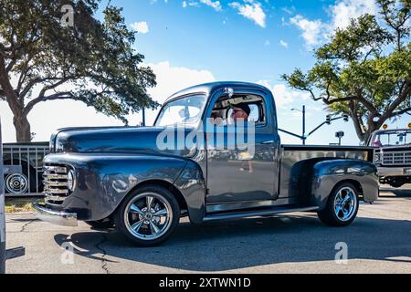 Gulfport, MS - 2 ottobre 2023: Vista dall'angolo anteriore con prospettiva bassa di un pick-up Ford F-1 personalizzato del 1950 in una mostra di auto locale. Foto Stock