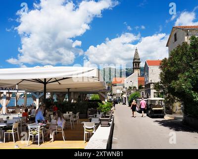 Passeggiata sul lago Perast, regione costiera di Cattaro Perast, Montenegro Foto Stock