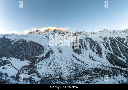 Foto panoramica ad alta risoluzione del Monte Ortler e della Valle di Sulden al tramonto Foto Stock