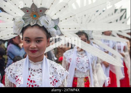 Giacarta, Indonesia. 14 agosto 2024. Le persone partecipano a una parata culturale per accogliere il giorno dell'indipendenza a Lembang a Bandung, Giava Occidentale, Indonesia, 14 agosto 2024. Il 17 agosto segna il giorno dell'indipendenza dell'Indonesia. Crediti: Septianjar Muharam/Xinhua/Alamy Live News Foto Stock