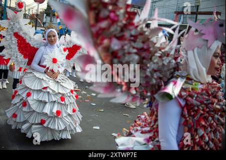 Giacarta, Indonesia. 14 agosto 2024. Le persone partecipano a una parata culturale per accogliere il giorno dell'indipendenza a Lembang a Bandung, Giava Occidentale, Indonesia, 14 agosto 2024. Il 17 agosto segna il giorno dell'indipendenza dell'Indonesia. Crediti: Septianjar Muharam/Xinhua/Alamy Live News Foto Stock