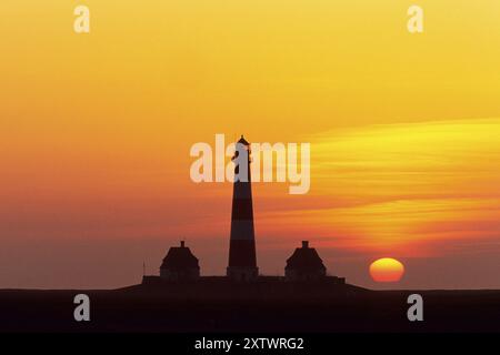 Il faro di Westerhever con la luna piena, Westerhever, Schleswig-Holstein, Repubblica Federale di Germania Foto Stock