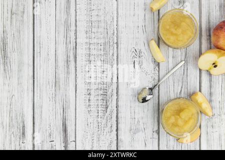 Porzione di salsa di mele fatta in casa (messa a fuoco selettiva, foto ravvicinata) su sfondo vintage Foto Stock