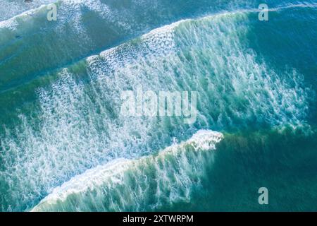 Onde oceaniche e tavole da surf: Scena di surf da prospettiva aerea. Fotografia zenithal drone, concetto di sport estivo. Sfondo delle vacanze Foto Stock