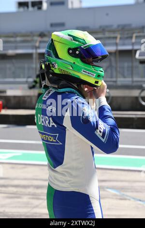 David Schumacher Wartet an der Box des Nuerburgringes darauf das Cockpit des LMP3 Renneners von Vater Ralf Schumacher uebernehmen zu koennen Motorsport, ADAC Prototype Cup Germany 2024, Lauf 5, Nuerburgring, Nuerburg, Rheinland-Pfalz, 16.08.2024 foto: Eibner-Pressefoto/Juergen Augst Foto Stock