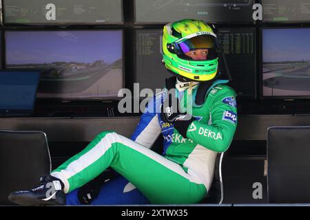 David Schumacher Wartet an der Box des Nuerburgringes darauf das Cockpit des LMP3 Renneners von Vater Ralf Schumacher uebernehmen zu koennen Motorsport, ADAC Prototype Cup Germany 2024, Lauf 5, Nuerburgring, Nuerburg, Rheinland-Pfalz, 16.08.2024 foto: Eibner-Pressefoto/Juergen Augst Foto Stock