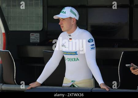 David Schumacher Wartet an der Box des Nuerburgringes darauf das Cockpit des LMP3 Renneners von Vater Ralf Schumacher uebernehmen zu koennen Motorsport, ADAC Prototype Cup Germany 2024, Lauf 5, Nuerburgring, Nuerburg, Rheinland-Pfalz, 16.08.2024 foto: Eibner-Pressefoto/Juergen Augst Foto Stock