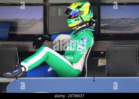 David Schumacher Wartet an der Box des Nuerburgringes darauf das Cockpit des LMP3 Renneners von Vater Ralf Schumacher uebernehmen zu koennen Motorsport, ADAC Prototype Cup Germany 2024, Lauf 5, Nuerburgring, Nuerburg, Rheinland-Pfalz, 16.08.2024 foto: Eibner-Pressefoto/Juergen Augst Foto Stock