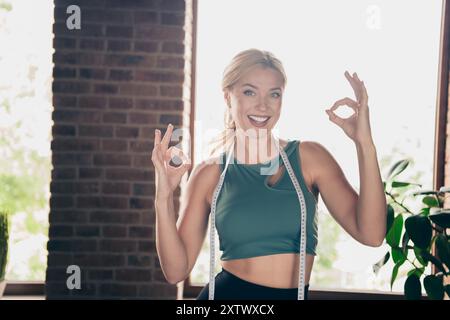 Foto di una carrozza che fa esercizio di perdita di peso, consiglia di allenarsi in casa Foto Stock