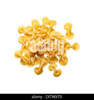 Un mucchio di pasta alle farfalle isolata su sfondo bianco. Vista dall'alto. Foto Stock