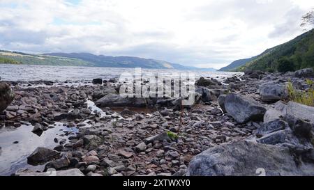 Loch Ness è un grande lago d'acqua dolce nelle Highlands scozzesi che si estende per circa 37 chilometri a sud-ovest di Inverness. Foto Stock