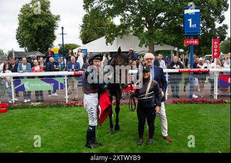 Windsor, Regno Unito. 15 agosto 2024. LIFE ON THE ROCKS cavalcata dal fantino Cam Hardie vince la Tote Placepot Leg 3 Racing League 24 handicap Stakes (Classe 4) (per cavalli in cura agli allenatori iscritti alla Racing League) per il Nord al meeting della Racing League presso il Royal Windsor Racecourse, Windsor, Berkshire. Proprietario Sig. Aidan J Ryan, Trainer Richard Fahey, Malton, breeder CN Farm Ltd Crediti: Maureen McLean/Alamy Live News Foto Stock