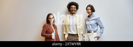 Tre diversi colleghi chiacchierano casualmente in un ambiente moderno. Foto Stock