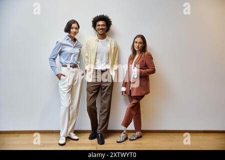 Tre colleghi stanno in un ufficio moderno, sorridenti e chiacchierano. Una donna indossa una gamba protesica. Foto Stock