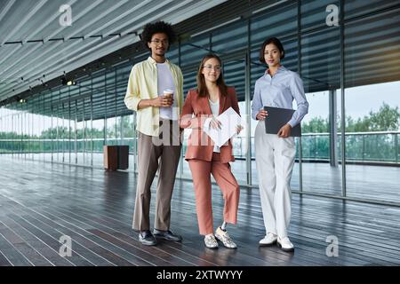 Diversi colleghi chiacchierano sulla terrazza sul tetto durante una pausa. Foto Stock