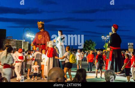 Gegants, effigie giganti tradizionali, festival musicale Total Festum, Elne, Pyrénées Orientales, Occitanie, Francia Foto Stock