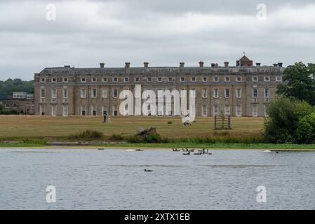 Casa di Petworth nel West Sussex, vista dall'altra parte dell'acqua. Agosto 2024. Foto Stock