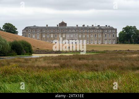 Casa di Petworth nel West Sussex, vista dall'altra parte dell'acqua. Agosto 2024. Foto Stock