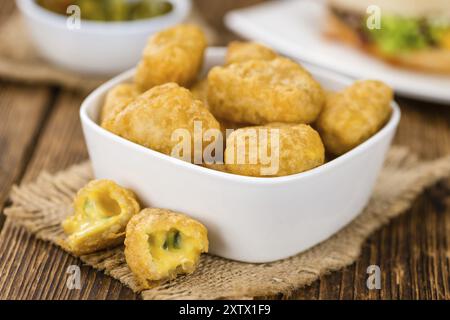 Porzione di peperoncini fatti in casa su sfondo in legno (messa a fuoco selettiva, foto ravvicinata) Foto Stock