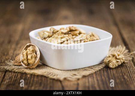 Porzione di chicchi di noce freschi (primo piano, messa a fuoco selettiva) Foto Stock