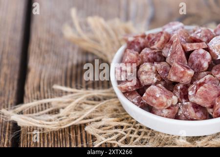 Porzione di Mini-Salamis (dettagliate di close-up shot) su sfondo di legno Foto Stock