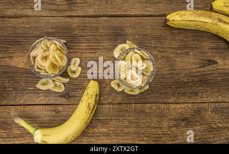 Banane essiccate chip su un sfondo vintage come dettagliato di close-up shot, il fuoco selettivo Foto Stock