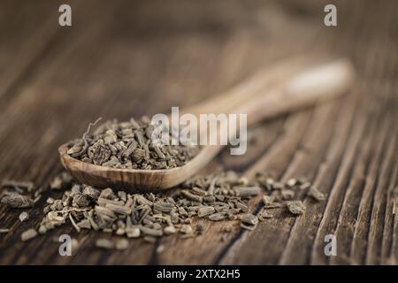 Essiccata la valeriana Radici (dettagliate di close-up shot) su sfondo di legno Foto Stock