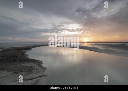 Alba al largo dell'isola monastica di Mont Saint Michel nel Mare di Wadden, le Mont Saint Michel, Normandia, Francia, Europa Foto Stock