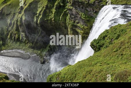 Cascata Skogafoss nella parte meridionale dell'Islanda in una giornata estiva Foto Stock