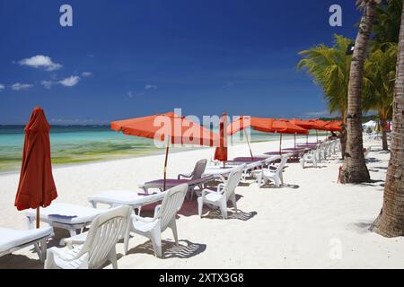 Spiaggia con palme e sdraio a Boracay, isola, Filippine, ombrelloni, Boracay, Filippine, Asia Foto Stock