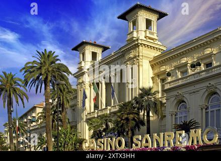 Il Casinò Municipale di San Remo in Liguria, Italia nord-occidentale. Molti giocatori d'azzardo imprudenti hanno scommesso tutto il loro fondo vacanza giocando alla roulette An Foto Stock