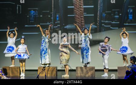 EICC, Edimburgo, Scozia, Regno Unito, 16 agosto 2024, Edinburgh Festival Fringe: un dramma per bambini di China Shanghai International Arts Festival Youth Art Troupe si chiama Ancient Ship. Si basa su un vero naufragio, esplorando le vite passate e presenti di antiche navi attraverso storie di avventura fantasy. Crediti: Sally Anderson/Alamy Live News Foto Stock
