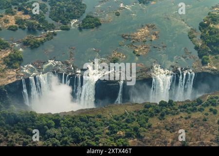 Victoria Falls in Zimbabe al tempo secco come riprese aeree effettuate al di fuori di un elicottero Foto Stock