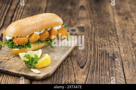 Fatto freschi snack (Sandwich con bastoncini di pesce) su un vecchio tavolo in legno Foto Stock