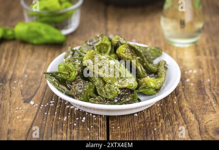Pimientos de Padron su un sfondo vintage come dettagliato di close-up shot, il fuoco selettivo Foto Stock